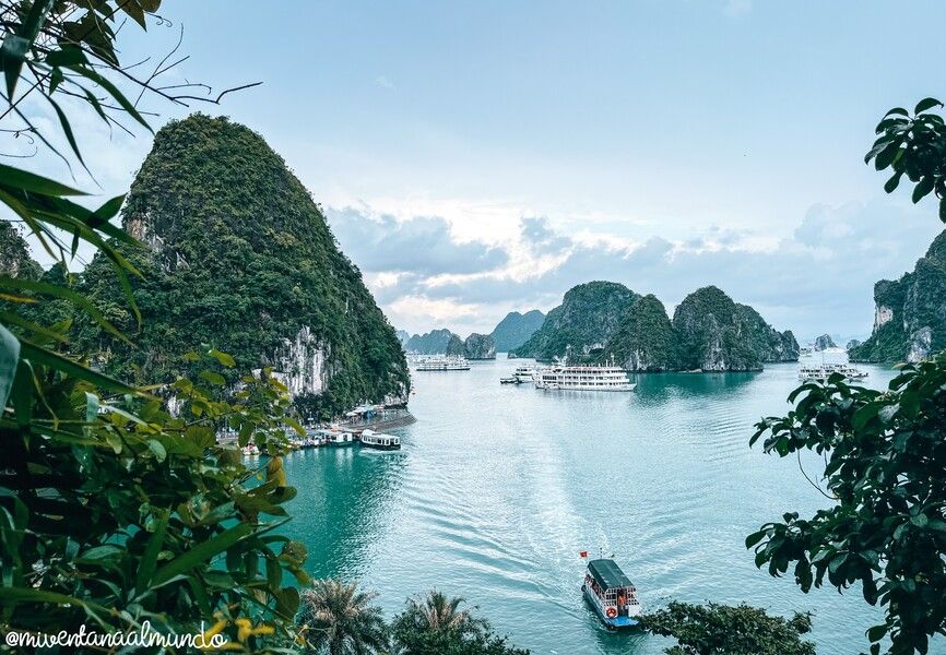 bahía de halong en crucero